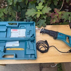 Makita Recipro Saw Wired 120V Model # JR3000V w/ Case & manual